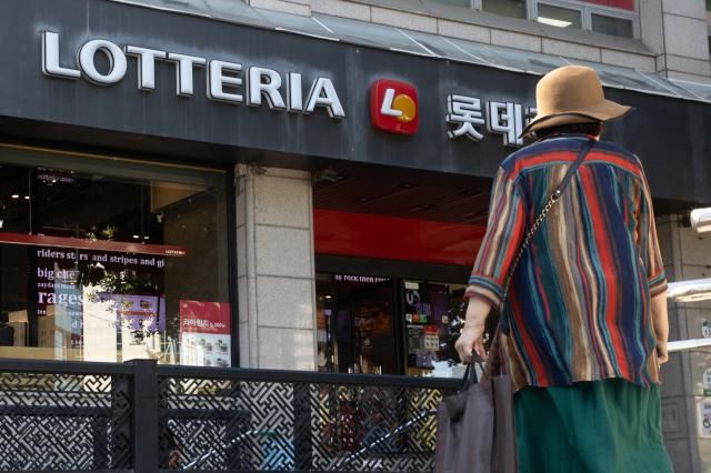 배달료에 이중가격 확산…롯데리아도 배달주문가격 차등화 서울연합뉴스 류효림 기자 외식업계에서 배달앱 수수료 부담으로 인해 배달 메뉴 가격을 매장 메뉴 가격보다 비싸게 책정하는 이중가격제가 확산하고 있다 롯데리아는 오는 24일부터 배달 메뉴 가격을 매장 메뉴 가격보다 비싸게 책정해 운영한다고 23일 밝혔다 이에 따라 배달앱 등으로 주문하면 단품 메뉴는 700∼800원 세트 메뉴는 1천300원 각각 비싸진다 사진은 이날 서울 시내의 한 롯데리아 매장 모습 2024924 ryousantaynacokr2024-09-24 150245 저작권자 ⓒ ㈜연합뉴스 무단 전재 재배포 금지 AI 학습 및 활용 금지저작권자 ⓒ ㈜연합뉴스 무단 전재 재배포 금지 AI 학습 및 활용 금지