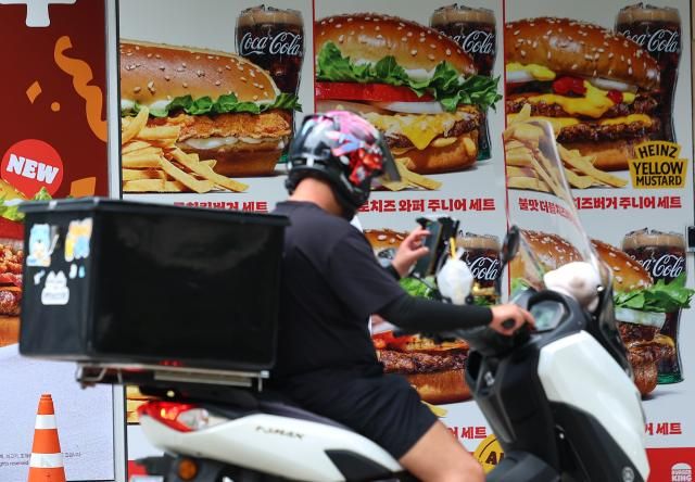 상반기 패스트푸드 배달 매출 약 23 증가 서울연합뉴스 김도훈 기자 고물가에도 불구하고 올해 상반기 패스트푸드 배달서비스 매출은 20 이상 증가한 것으로 나타났다 19일 핀테크 기업 핀다의 인공지능AI 상권분석 플랫폼 오픈업에 따르면 상반기 전국 외식업 배달서비스배달+포장 매출은 전년 동기 대비 약 655 증가한 7조8천717억 원으로 집계됐다 특히 패스트푸드의 경우 올해 상반기 매출은 1조7천226억으로 집계돼 전년 동기 대비 2272 증가한 것으로 나타났다 이날 서울 시내의 한 패스트푸드 매장 앞에서 배달기사가 핸드폰을 확인하고 있다 2024919 superdoo82ynacokr2024-09-19 141916 저작권자 ⓒ ㈜연합뉴스 무단 전재 재배포 금지 AI 학습 및 활용 금지저작권자 ⓒ ㈜연합뉴스 무단 전재 재배포 금지 AI 학습 및 활용 금지
