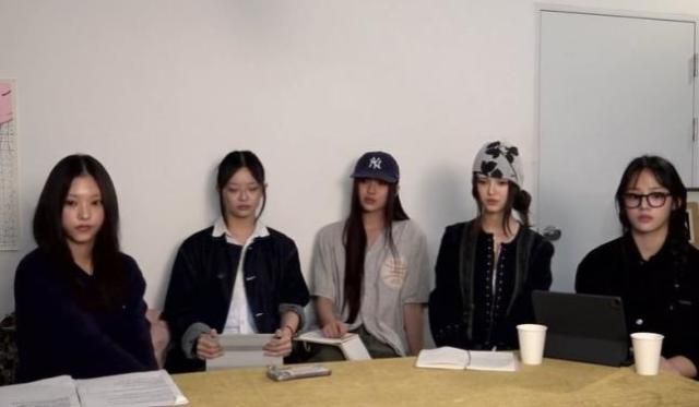 걸그룹 뉴진스 멤버들이 하이브에 민희진 전 대표를 복귀시켜달라며 직접 입장을 밝혔다 사진유튜브 영상 캡처 