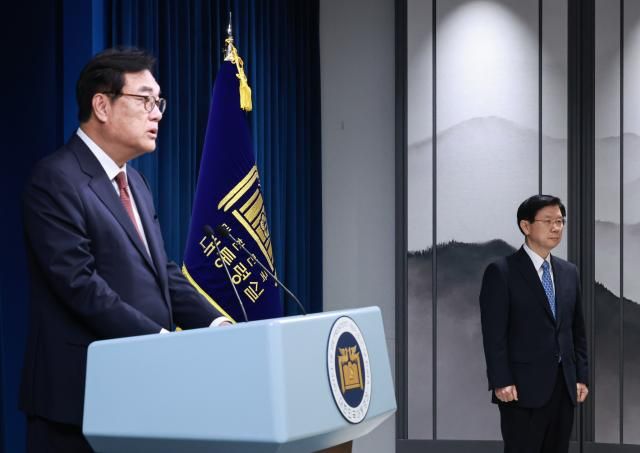 정진석 대통령 비서실장이 9일 오전 서울 용산 대통령실 청사에서 박종준 신임 대통령 경호처장을 소개하고 있다 사진연합뉴스