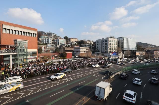 1일 오후 서울 용산구 한남동 대통령 관저 인근에서 윤석열 대통령 탄핵 반대 집회가 열리고 있다 사진연합뉴스