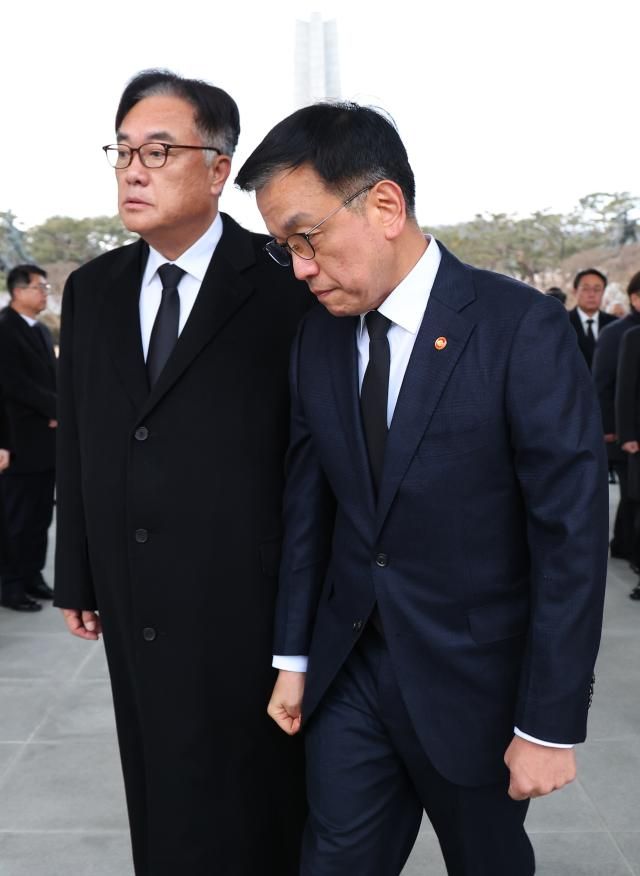 최상목 대통령 권한대행 부총리 겸 기획재정부 장관과 정진석 대통령 비서실장이 2025년 새해 첫날인 1일 국립서울현충원을 찾아 참배를 마친 뒤 이동하고 있다 사진연합뉴스
