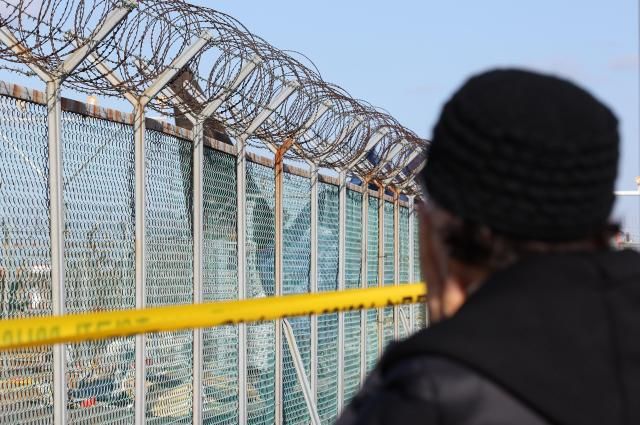 31일 오전 전남 무안군 무안국제공항 제주항공 여객기 사고 현장에서 유가족들이 현장을 지켜보고 있다 사진연합뉴스 