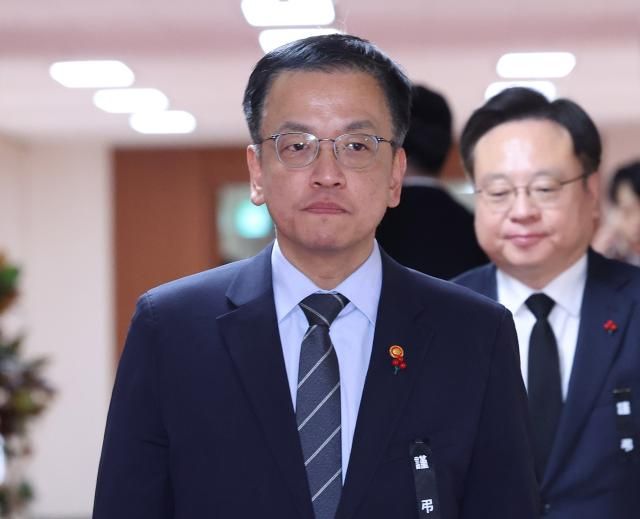 최상목 대통령 권한대행 부총리 겸 기획재정부 장관이 31일 정부서울청사에서 열린 국무회의에 입장하고 있다 대통령실통신사진기자단 