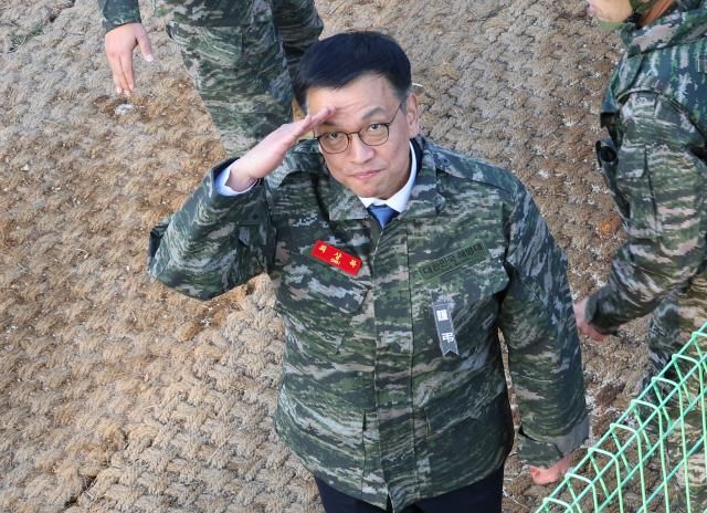 최상목 대통령 권한대행 부총리 겸 기획재정부 장관이 1일 경기 김포 해병대 2사단을 방문해 장병들의 거수 경례에 답하고 있다 사진연합뉴스