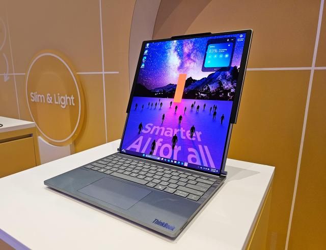  삼성디스플레이 롤러블 OLED를 탑재한 레노버의 씽크북 플러스 G6 롤러블 노트북 제품 사진삼성디스플레이