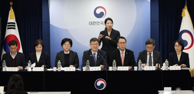 보건복지부 이기일 제1차관 박민수 제2차관 등이 8일 서울 종로구 정부서울청사에서 2025년 보건복지부 업무보고 사전브리핑을 하고 있다 2025110 사진연합뉴스 