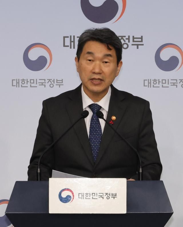 이주호 부총리 겸 교육부 장관이 10일 서울 종로구 정부서울청사 별관에서 2025년 교육부 주요 업무 추진계획의 주요 내용을 설명하고 있다 2025110 사진연합뉴스 