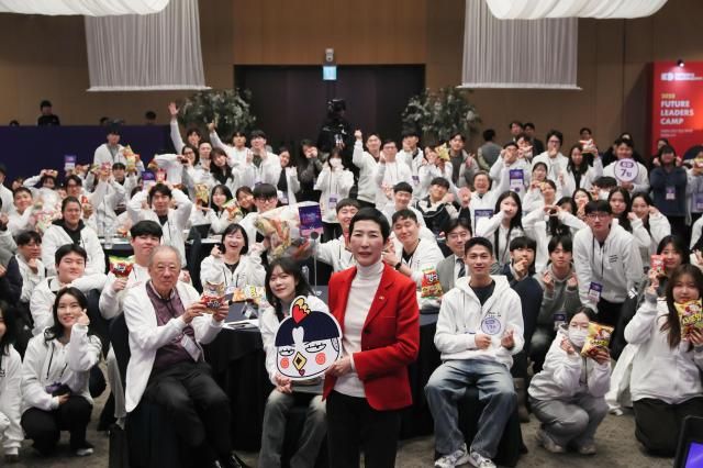 김정수가운데 삼양라운드스퀘어 부회장이 10일 강원 강릉시 라카이샌드파인리조트에서 ‘2025 한경협 리더스 캠프퓨리캠’ 토크콘서트에서 2030대 청년 리더들과 사진 촬영을 하고 있다 