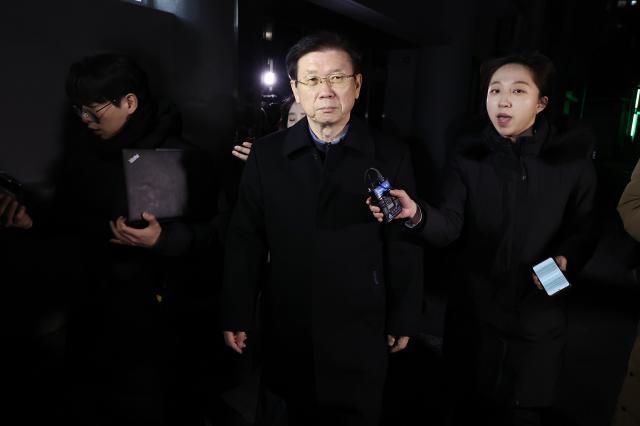 윤석열 대통령 체포 저지를 주도한 박종준 전 대통령 경호처장이 지난 10일 밤 서울 서대문구 경찰청 국가수사본부에서 조사를 마친 뒤 청사를 나서고 있다 박 전 경호처장은 이날 미리 제출한 사직서가 조사 도중 수리되며 전직 신분이 됐다 사진연합뉴스