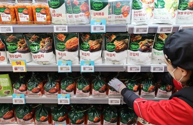 김치·라면 등 수출액 최대치 경신 서울연합뉴스 이재희 기자 8일 서울의 한 대형마트에서 관계자가 김치를 진열하고 있다 농림축산식품부 자료에 따르면 지난해 K-푸드 수출액은 130억3천만 달러로 잠정 집계됐다 이는 전년 동기보다 61 증가한 것으로 역대 최대다 품목별로 보면 라면 과자류 음료 커피조제품 쌀가공식품 김치 등 14개 품목 수출액이 최고치를 경신했다 202518 scapeynacokr2025-01-08 143047 저작권자 ⓒ ㈜연합뉴스 무단 전재 재배포 금지 AI 학습 및 활용 금지저작권자 ⓒ ㈜연합뉴스 무단 전재 재배포 금지 AI 학습 및 활용 금지