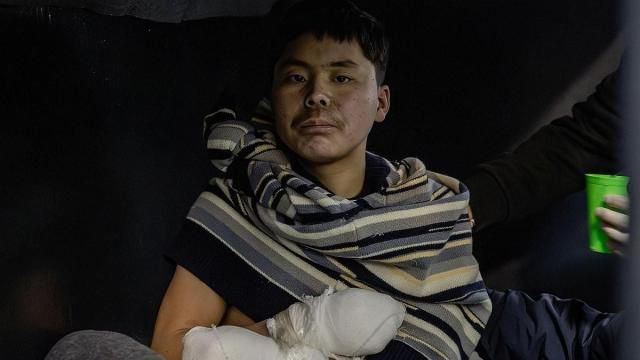 젤렌스키 대통령은 11일현지시간 텔레그램 채널에 글을 올려 생포된 북한 병사 2명이 다친 상태로 키이우로 이송됐으며 우크라이나 보안국SBU의 심문을 받고 있다고 전했다 사진젤렌스키 엑스 갈무리 