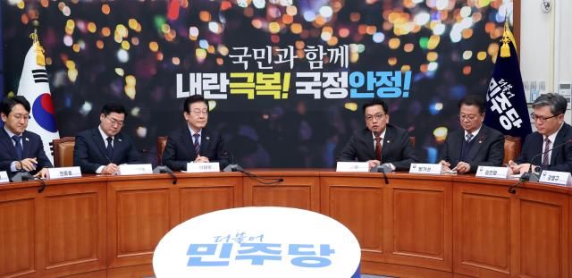 최상목 대통령 권한대행 부총리 겸 기획재정부 장관이 13일 국회에서 더불어민주당 이재명 대표를 만나고 있다사진대통령실통신사진기자단