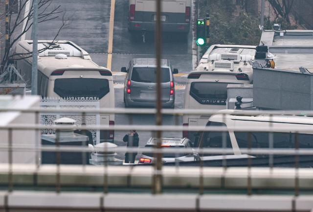 윤석열 대통령에 대한 체포영장 2차 집행이 임박했다는 전망이 나오는 가운데 14일 오전 차량 한 대가 서울 용산구 한남동 대통령 관저 출입구를 통과하고 있다 사진연합뉴스