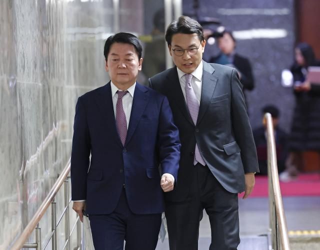 안철수-윤상현 국민의힘 의원이 12월 16일 국회에서 열린 당 중진모임에 참석하고 있다 사진연합뉴스