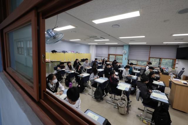 2024학년도 10월 고3 전국연합학력평가가 실시된 15일 오전 서울 관악구 당곡고등학교에서 수험생이 시험 준비를 하고 있다 20241015 사진연합뉴스 