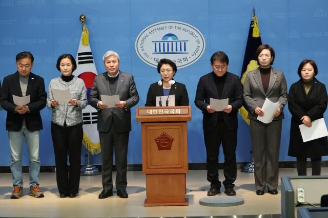 김선민 조국혁신당 당 대표 권한대행을 비롯한 의원들이 5일 오전 서울 여의도 국회 소통관에서 국민의힘에 대한 위헌정당해산 심판 청구를 정부에 촉구하는 기자회견을 하고 있다 사진연합뉴스