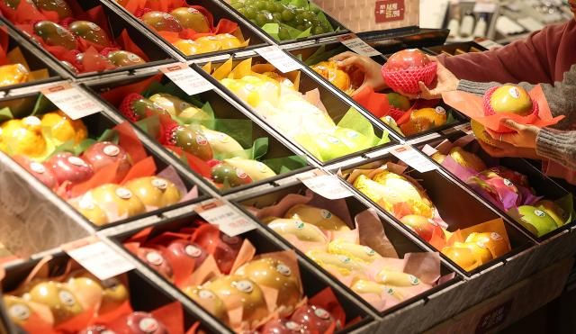 설 연휴를 앞둔 13일 오전 대구백화점 프라자점에 과일 선물 세트가 진열돼 있다사진연합뉴스