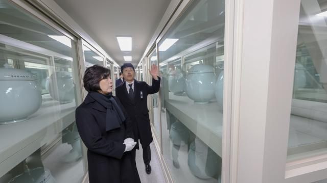 강정애 국가보훈부 장관이 지난 2일 서울 동작구 국립서울현충원 무명용사 봉안관에서 참배하고 있다 사진국가보훈부 