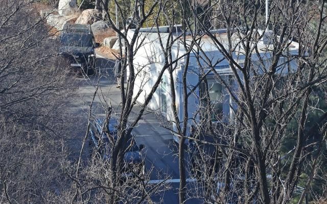 고위공직자범죄수사처공수처와 경찰이 윤석열 대통령에 대한 2차 체포영장을 집행한 15일 윤 대통령을 태운 차량 행렬이 서울 용산구 한남동 대통령 관저를 빠져나와 과천 공수처 조사실로 향하고 있다 사진연합뉴스 