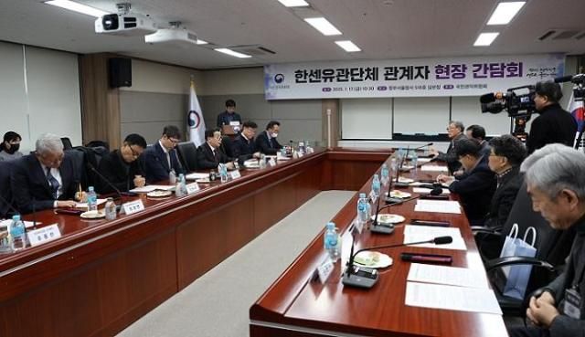 유철환 국민권익위원장이 17일 정부서울청사에서 열린 한센유관단체 관계자 간담회에서 인사말을 하고 있다 사진권익위 