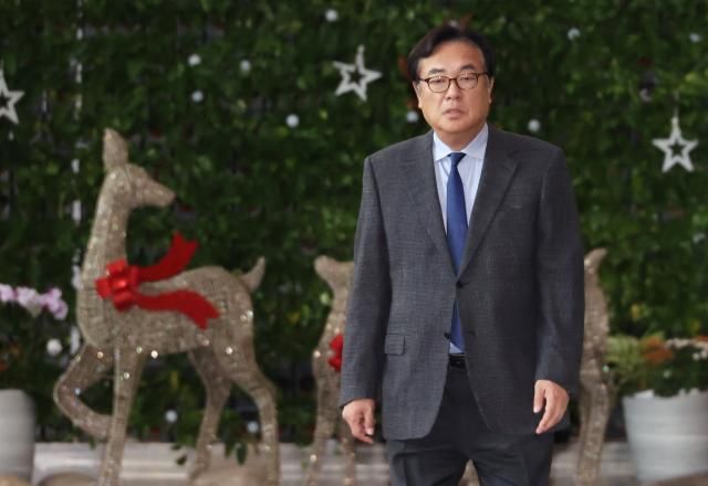 정진석 대통령 비서실장이 지난해 12월 15일 서울 종로구 정부서울청사에서 한덕수 대통령 권한대행 국무총리를 만나 대통령 비서실과 총리비서실·국무조정실 간 업무 조정 문제를 협의한 뒤 청사를 나서고 있다 사진연합뉴스