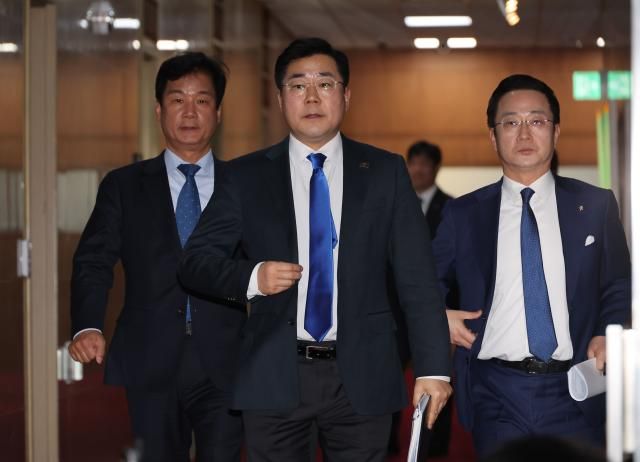 박찬대 더불어민주당 원내대표가 17일 오후 서울 여의도 국회 본청 국회의장실을 나서고 있다 사진연합뉴스