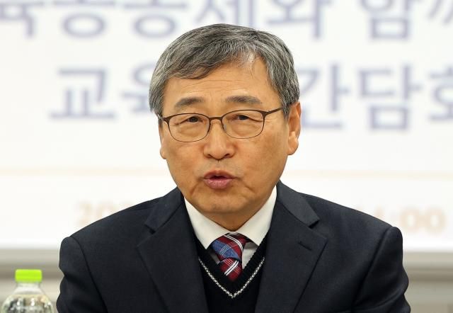 정근식 서울시교육감이 18일 오후 서울 동대문구 휘봉고등학교에서 열린 교육공동체와 함께하는 교육감 간담회에서 인사말을 하고 있다 20241218 사진연합뉴스 