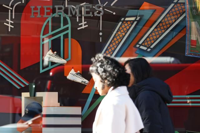 명품 가격 인상 전망 서울연합뉴스 강민지 기자 명품 브랜드 에르메스 롤렉스 등이 새해부터 가격을 인상하는 것으로 알려진 31일 서울의 한 명품관 앞을 외국인들이 지나가고 있다 20241231 mjkangynacokr2024-12-31 143053 저작권자 ⓒ ㈜연합뉴스 무단 전재 재배포 금지 AI 학습 및 활용 금지저작권자 ⓒ ㈜연합뉴스 무단 전재 재배포 금지 AI 학습 및 활용 금지