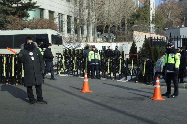 고위공직자범죄수사처가 내란 수괴우두머리·직권남용 혐의를 받는 윤석열 대통령의 체포영장을 유효기간인 6일 이전에 집행하겠다고 밝힌 1일 오후 서울 용산구 한남동 대통령 관저 입구에서 경찰이 경계근무를 서고 있다 사진연합뉴스