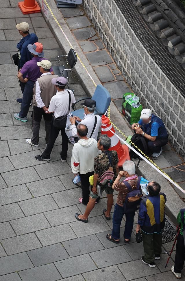  65세 이상 주민등록인구가 전체 20％에 육박하는 것으로 집계된 가운데 11일 서울 종로구 탑골공원에서 노인들이 무료급식을 받기 위해 줄을 서 있다 사진연합뉴스 