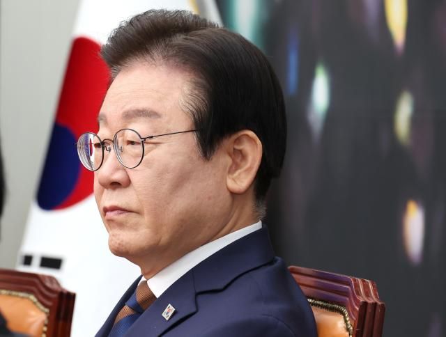 이재명 더불어민주당 대표가 지난 17일 국회에서 열린 최고위원회의에서 박찬대 원내대표의 발언을 듣고 있다 사진연합뉴스