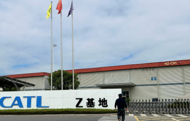 지난해 11월 8일 중국 푸젠성 닝더에 위치한 CATL의 배터리 셀 생산 시설 코드명 Z-베이스 밖을 한 남성이 걷고 있다 사진연합뉴스 