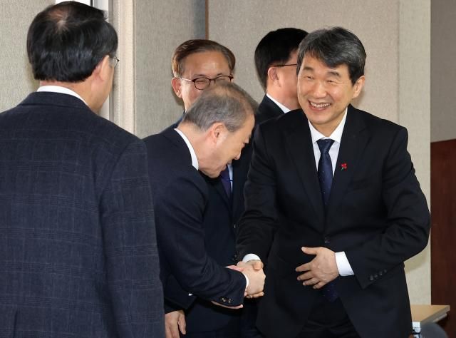 이주호 부총리 겸 교육부 장관이 20일 오후 정부세종청사 교육부 대회의실에서 열린 2025년 국가거점 국립대총장과의 간담회에서 참석 총장들과 인사를 하고 있다 2025120 사진연합뉴스 