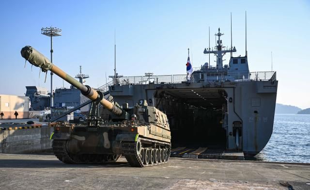 천자봉함에 탑재 중인 K-9 자주포 사진국방부 