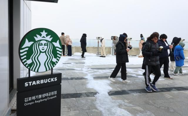 김포 애기봉 스타벅스 김포연합뉴스 임순석 기자 21일 오후 경기 김포시 애기봉 평화생태공원 조강전망대를 찾은 시민들이 스타벅스 김포애기봉 생태공원점 앞에서 북한 황해도 개풍군을 바라보고 있다 이 스타벅스는 북한과 불과 14㎞ 떨어진 비무장지대DMZ인 애기봉에 지난달 29일 문을 열었다 20241221 soonseok02ynacokr2024-12-21 165510 저작권자 ⓒ ㈜연합뉴스 무단 전재 재배포 금지 AI 학습 및 활용 금지저작권자 ⓒ ㈜연합뉴스 무단 전재 재배포 금지 AI 학습 및 활용 금지