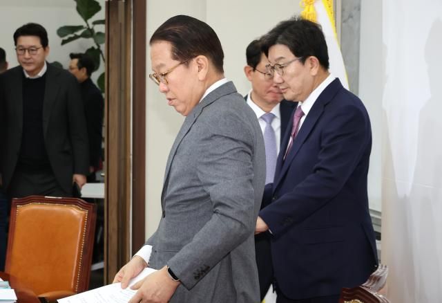 권영세 국민의힘 비상대책위원장왼쪽과 권성동 원내대표가 20일 국회에서 열린 비상대책위원회의에 입장하고 있다 사진연합뉴스