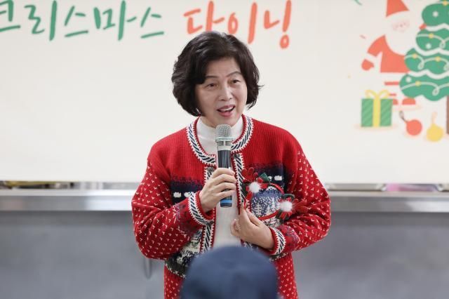 강정애 국가보훈부 장관이 지난 12월 18일 오전 서울 용산구 서울연탄은행에서 열린 국가유공자 배식 봉사에 앞서 인사말을 하고 있다 사진연합뉴스 