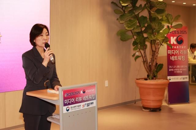 오영주 중소벤처기업부 장관이 21일 서울 강남구 글로벌 스타트업 센터GSC에서 열린 CES 2025 K-스타트업 통합관 참여기업 및 혁신상 수상기업 간담회에서 인사말을 하고 있다 사진중소벤처기업부 