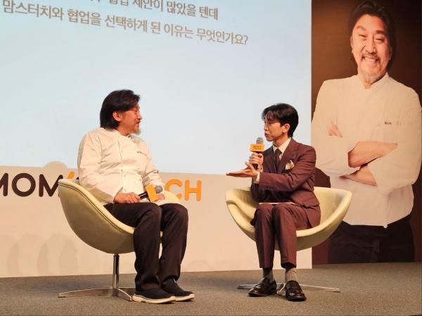 에드워드 리 셰프가 21일 오전 서울 중구 신라호텔 영빈관에서 열린 맘스터치-에드워드 리 협업 신메뉴 에드워드 리 셰프 컬렉션 3종 출시 기념 기자간담회에서 신메뉴를 소개하고 있다 사진홍승완 기자