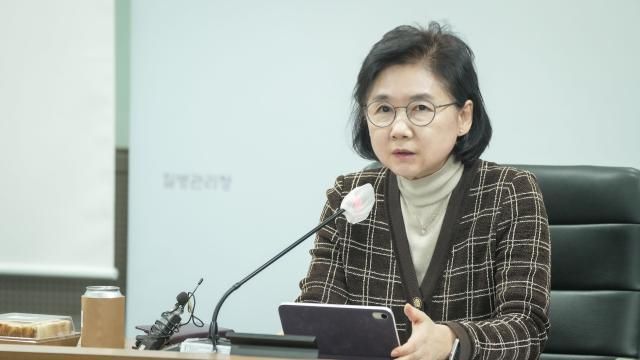 지영미 질병관리청장이 9일 질병관리청에서 열린 제3차 호흡기 감염병 관계부처 합동대책반 회의에서 발언하고 있다 202519 사진질병관리청 