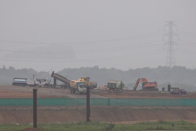 수도권 대체 매립지 3차 공모 마감을 하루 앞둔 24일 오전 인천 서구 수도권매립지 제3매립장에서 폐기물 매립 작업이 이뤄지고 있다 2024624 사진연합뉴스 