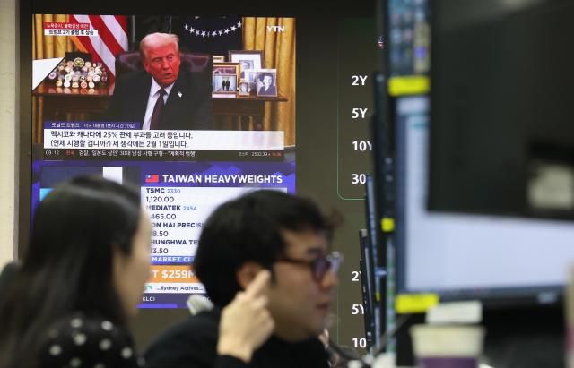 22일 오전 서울 중구 하나은행 본점 딜링룸 현황판에 도널드 트럼프 미국 대통령의 관세 관련 뉴스가 나오고 있다 사진연합뉴스 