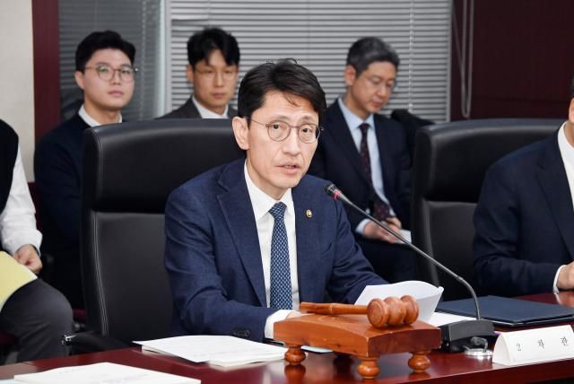  김윤상 기획재정부 차관이 23일 서울 종로구 한국무역보험공사에서 열린 제1차 재정사업평가위원회를 주재하고 있다사진기획재정부