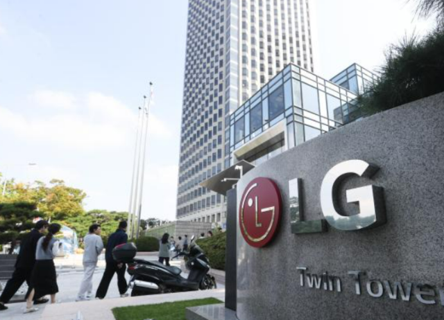 LG전자 본사가 있는 서울 영등포구 LG트윈타워 앞에 LG로고 조형물이 설치돼 있다 사진연합뉴스 