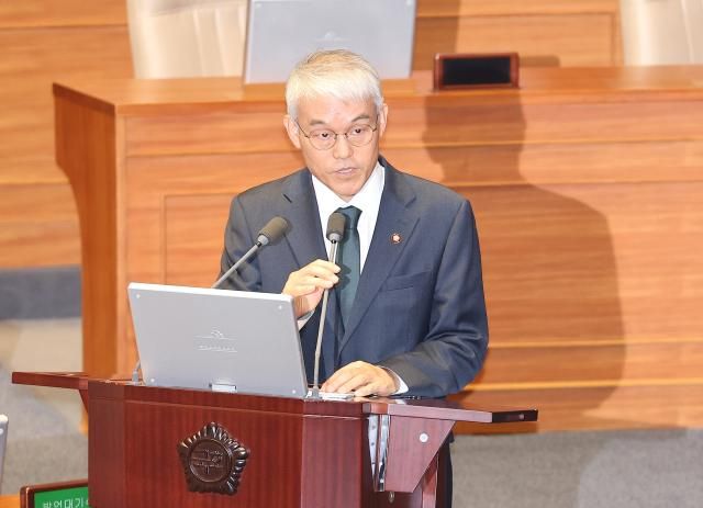 천대엽 법원행정처장이 23일 오후 국회 본회의에서 열린 서울서부지법 난입 사태 관련 긴급 현안질문에서 더불어민주당 오기형 의원 질의에 답변하고 있다 사진연합뉴스