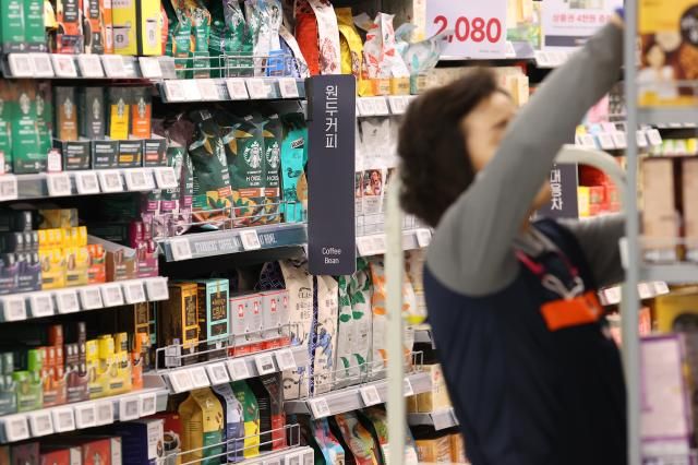 국제 커피 원두 47년 만에 최고가 서울연합뉴스 진연수 기자 국제 커피 원두 가격이 사상 최고치를 기록하면서 커피값이 더 오를 전망이다 커피 원두 가격은 브라질 등 주요 생산국이 한파와 극심한 가뭄을 겪으며 커피 원두 가격이 47년 만에 최고치를 찍었다 사진은 23일 서울 시내 한 대형마트 원두커피 판매 코너 20241223 jin90ynacokr2024-12-23 143040 저작권자 ⓒ ㈜연합뉴스 무단 전재 재배포 금지 AI 학습 및 활용 금지저작권자 ⓒ ㈜연합뉴스 무단 전재 재배포 금지 AI 학습 및 활용 금지