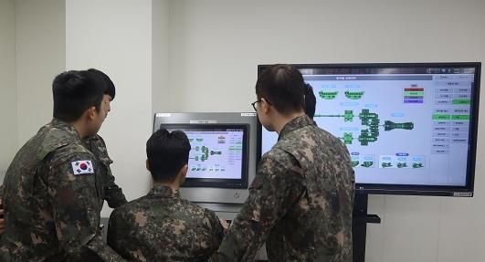 해군 교육생들이 국방기술진흥연구소 및 한화시스템으로부터 증여 받은 함정 추진체계 상태기반진단체계CBMS를 시험 운용하고 있다