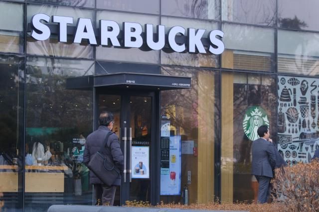 스타벅스 커피·티가격 인상…아메리카노 톨 4천700원으로 서울연합뉴스 류효림 기자 스타벅스 코리아는 톨 사이즈 음료 22종의 가격을 오는 24일부터 200∼300원 인상한다 원두 가격이 상승한 커피 외에 티 음료 가격도 함께 오른다 카페 아메리카노 카페 라떼 카푸치노 카라멜 마키아또 자몽허니 블랙티 등 13종은 톨 사이즈와 숏 사이즈 모두 200원씩 인상된다 사진은 21일 서울 시내 한 스타벅스 매장 2025121 ryousantaynacokr2025-01-21 140038 저작권자 ⓒ ㈜연합뉴스 무단 전재 재배포 금지 AI 학습 및 활용 금지저작권자 ⓒ ㈜연합뉴스 무단 전재 재배포 금지 AI 학습 및 활용 금지