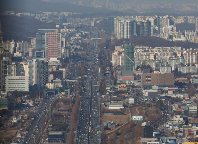 설 연휴를 앞둔 24일 오후 경찰청 헬기에서 바라본 경기도 용인시 신갈IC 인근 경부고속도로에서 귀성차량이 이동하고 있다 사진연합뉴스